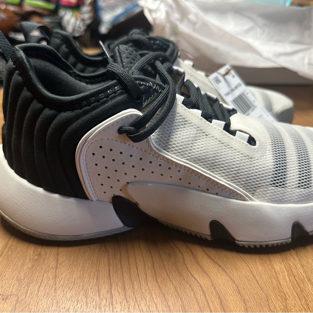 BNWT Addidas unisex Trae Unlimitedted basketball shoes. Men size 6, Women size 7 - Picture 5 of 5